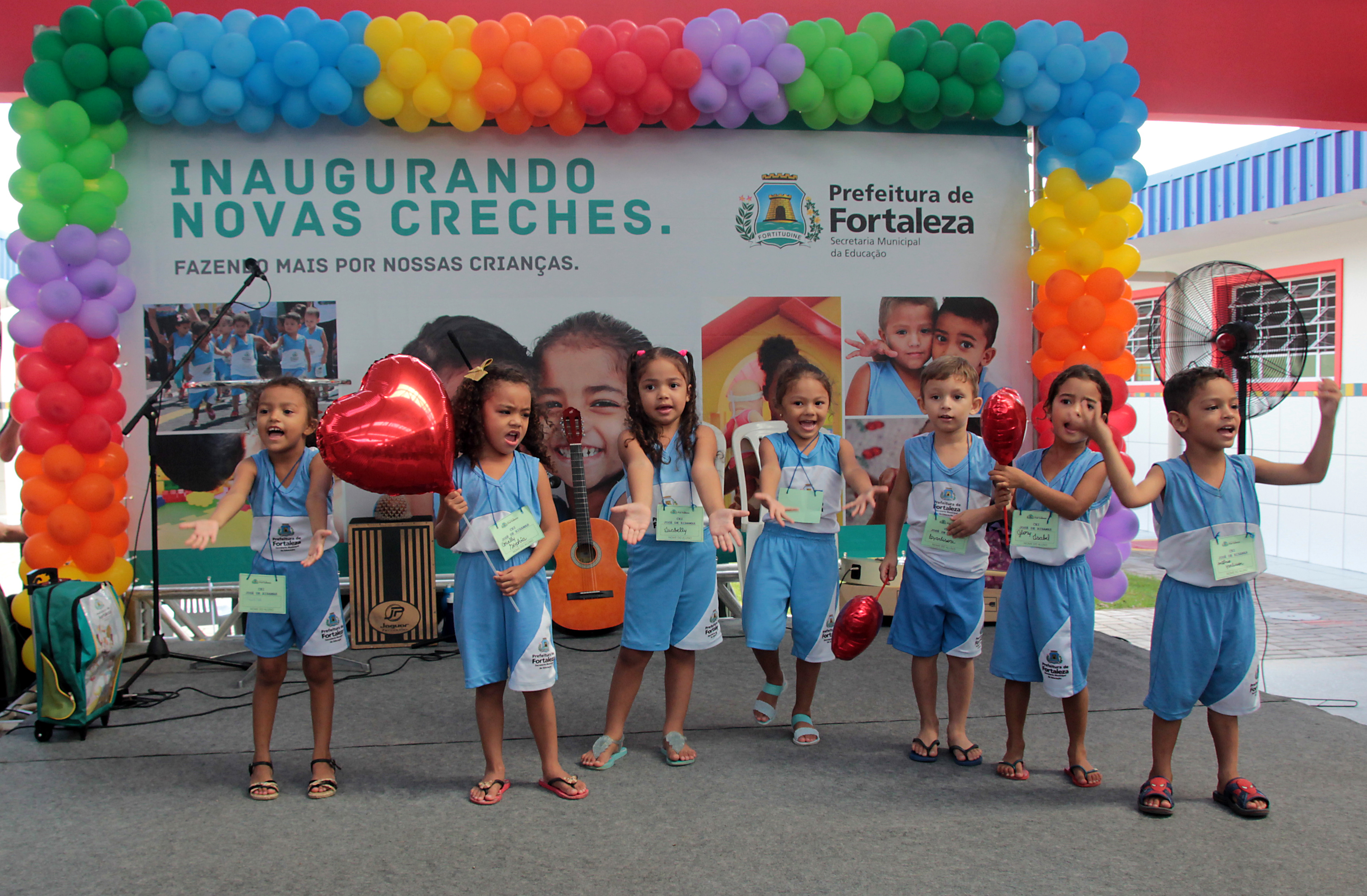 Alunos fardados brincando